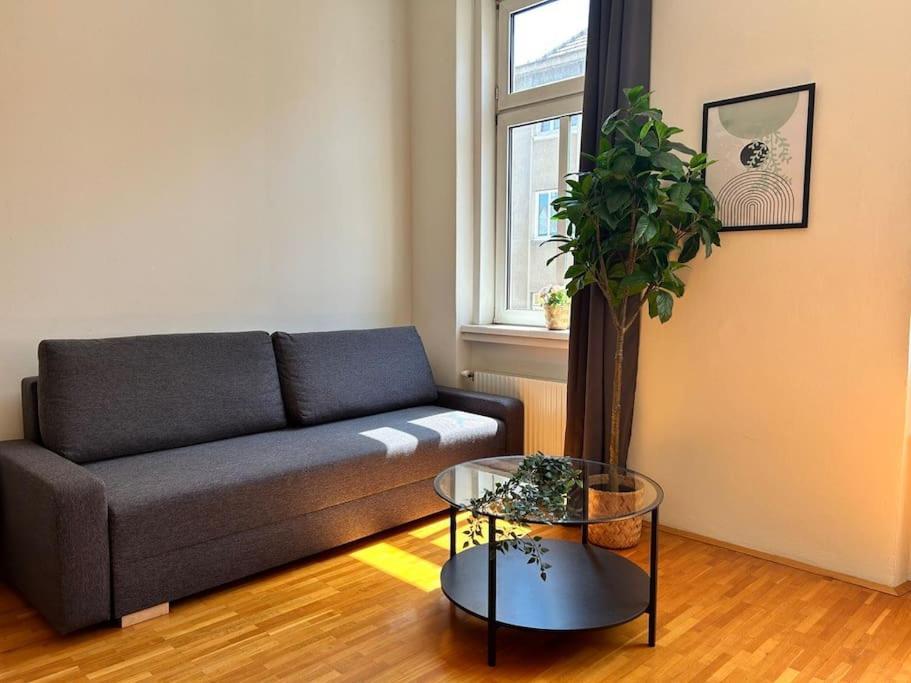 90 M2 Spacious With Free Parking Apartment Wien