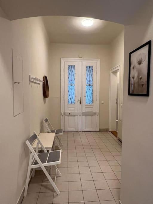 90 M2 Spacious With Free Parking Apartment *